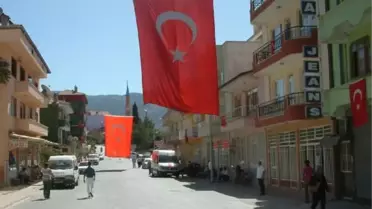 Şehidin İlçesi Bayraklarla Donatıldı