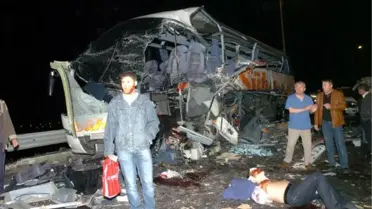 Tem'de İkiye Bölünen Yolda Tır Faciası: 9 Ölü, 32 Yaralı