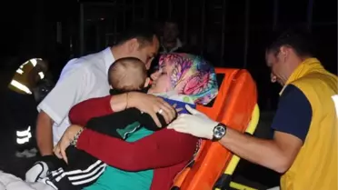 Kazada Yaralanan Anne Ambulanstan Kucağındaki Oğluna Sarılıp İndi