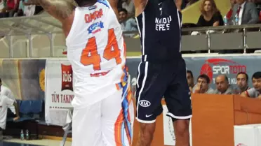 Anadolu Efes, Mersin Büyükşehir Belediyesini 74-69 Mağlup Etti