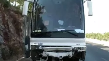 Turist Otobüsü ile Otomobil Çarpıştı: 2 Yaralı