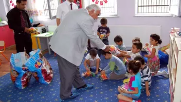 Samsat'ta Müftülüğü Miniklere Oyuncak Dağıttı