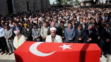 Şehit Eşinden 1 Yaşındaki Oğluna Ağlatan Sarılma