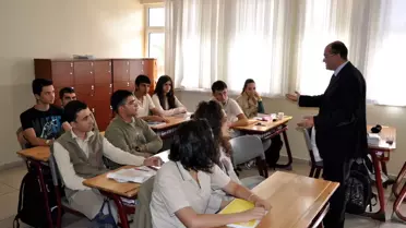 Özel Kardelen Koleji'nde Öğrencilere Seminerler Veriliyor