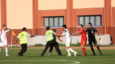 Maç Bitti Hakeme Saldırdılar!