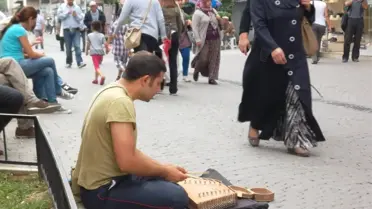Sokaklarda 'Santura' Çalıyor