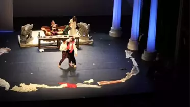 Kürtçe Sahnelenen Hamlet'in Dünya Prömiyeri Yapıldı