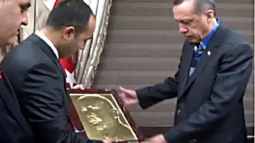 Başkan Sönmez'den Başbakan Erdoğan'a Hediye