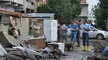 Büyükkarıştıran'da Selin Vurduğu Evlerin Eşyası Çöpe Atıldı