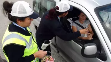 Trafik Ekiplerinden Bayram İkramı