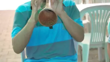 Gözleri Görmüyor Ama Hassas Kulağı Sayasinde Ekmeğini Kazanıyor