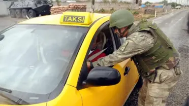 Küpeli Dağı Eteklerinde Mehmetçikten Yolculara Bayram Şekeri