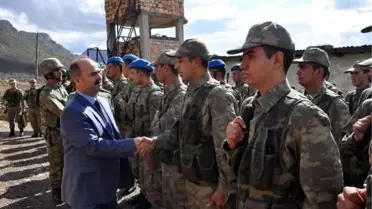 Validen Mehmetçiğe Bayram Ziyareti