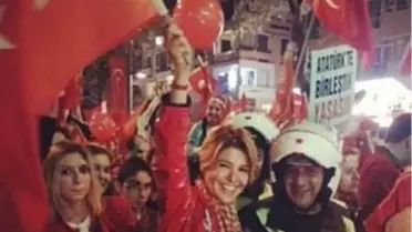 Ellerinde Bayraklarla Halkın Arasındaydılar