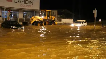Şiddetli Yağış Çanakkale-İzmir Karayolu'nu Kapattı