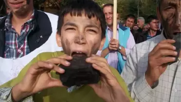 Köylüler Yüzlerini Siyaha Boyadı