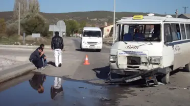 Öğrenci Servisi ile Kömür Yüklü Kamyon Çarpıştı: 4 Yaralı