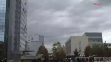 Priştine'deki Obama ve Romnney Maketleri Kosovalıların İlgisini Çekti