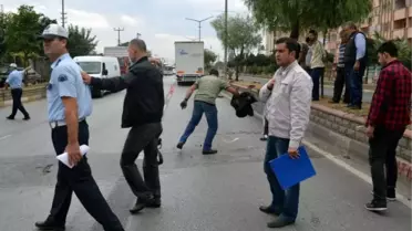 Tır'ın Altında Kalan Motosikletli Can Verdi