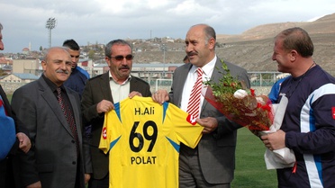 Bayburt Belediye Başkanı Hacı Ali Polat, Bayburt Grup Özel İdare İdmanında Futbolculara Tatlı İkram...