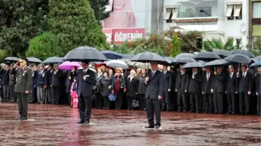 İzmit'te Yağmur Altında Anma Töreni