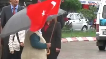 Tarsus 10 Kasım Töreninde Köylü Kadının Bayrak Eylemi