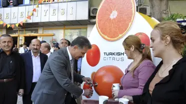 Başkan Tuna, Vatandaşlara Narenciye Suyu Dağıttı