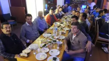 Lidere Delfi'de Moral Yemeği