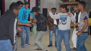 Mülteci Gençlerin Nişan Mutluluğu