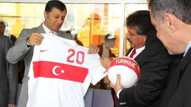 Fenerbahçeli Eski Futbolcu Müjdat Yetkiner, Çocuklar İçin Sahaya Çıktı