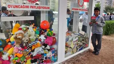 Adana'da Kitap ve Oyuncak Bağışlama İzdihamı