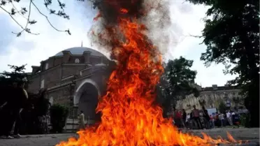 Fransa'da Camiye Yapılan Saldırı Protesto Edildi