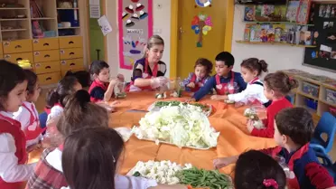 Minik Öğrenciler Turşu Kurmak İçin Kolları Sıvadı