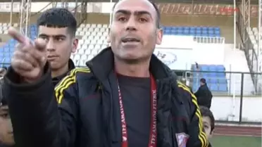Maç Oynanırken Paraşütle Sahaya İndi