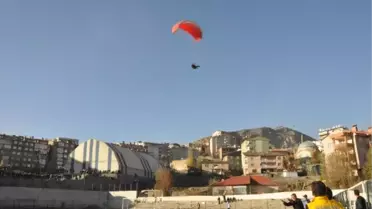 Maç Devam Ederken Sahaya Yamaç Paraşütüyle İndi