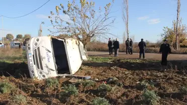 Minibüs Tarlaya Uçtu: 11 Yaralı