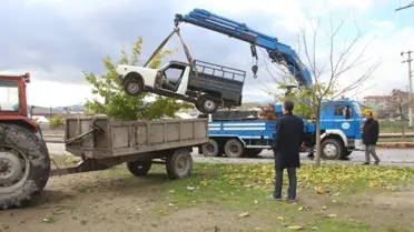 Elazığ Belediyesi Sahipsiz Hurda Araçları Topladı