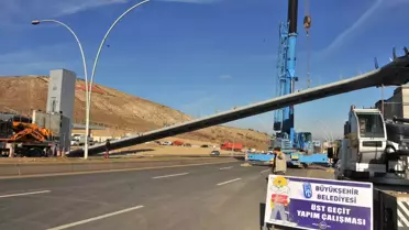 Eskişehir Yolu'nda Tır'ın Çarptığı Yaya Üst Geçidi Yerine Yerleştirildi