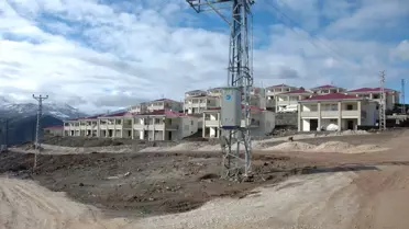 Lüks Evleri Var, Elektrikleri Yok