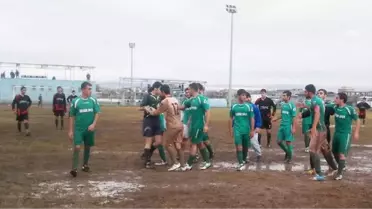 4 Futbolcu, Polis Hakemi Dövdü