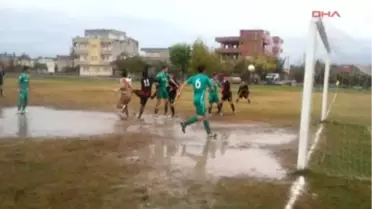 4 Futbolcu, Polis Hakemi Dövdü
