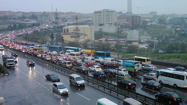 İstanbul'da Yağmur ve Kazalar Trafiği Olumsuz Etkiledi