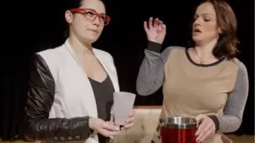 Özgü Namal ve Selen Uçer Tiyatro Sahnesinde
