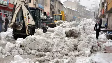 Beytüşşebap'ta Kamyonlara Yüklenen Kar İlçe Dışına Taşındı