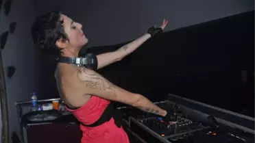 Yalınayak DJ