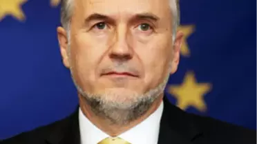 AB Yüksek Temsilcisinden Camiye Anlamlı Bağış