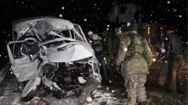 TIR Yolcu Minibüsünü Biçti: 4 Ölü