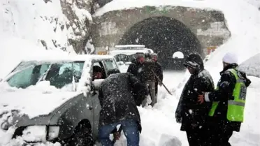 Göksun ) Püren Geçidi'ne Çığ Düştü, Yol 3 Saat Kapandı