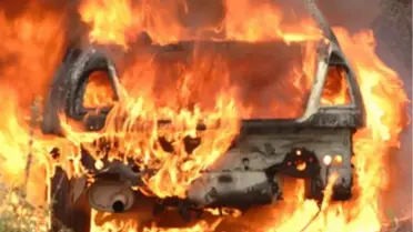 Yanmış Otomobilin Bagajından Erkek Cesedi Çıktı