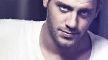 Annesi Yazıyor, O Oynuyor!